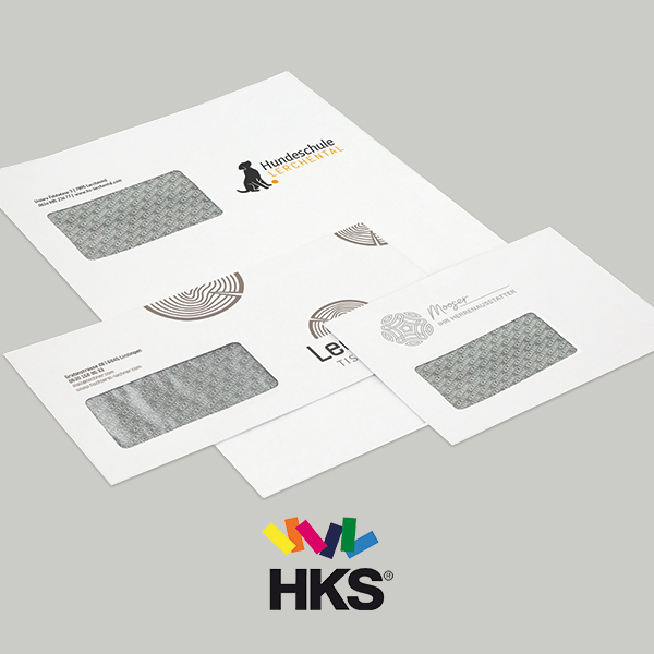 Kuverts mit HKS auf grauem Hintergrund