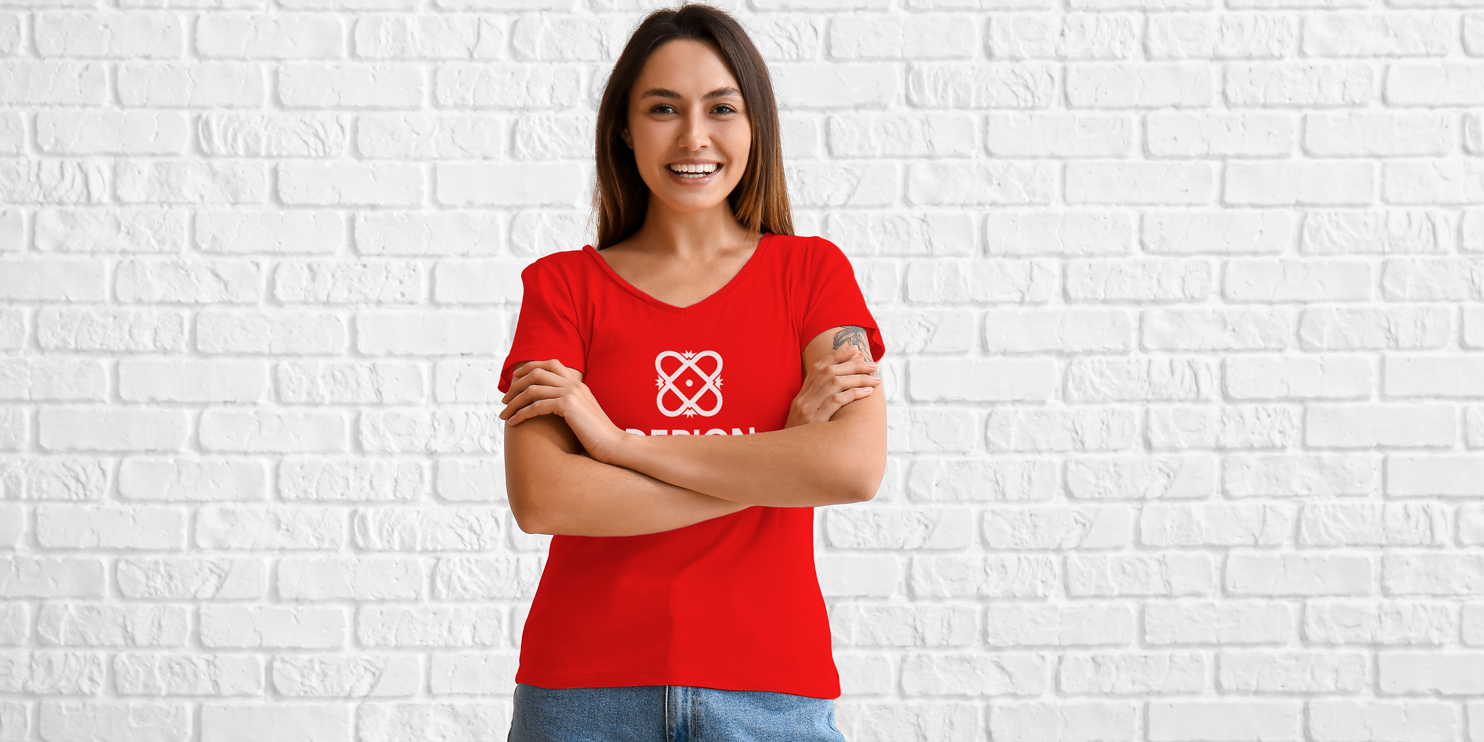 Lachende Frau trägt kurzes Basic-T-Shirt mir V-Ausschnitt und Logo