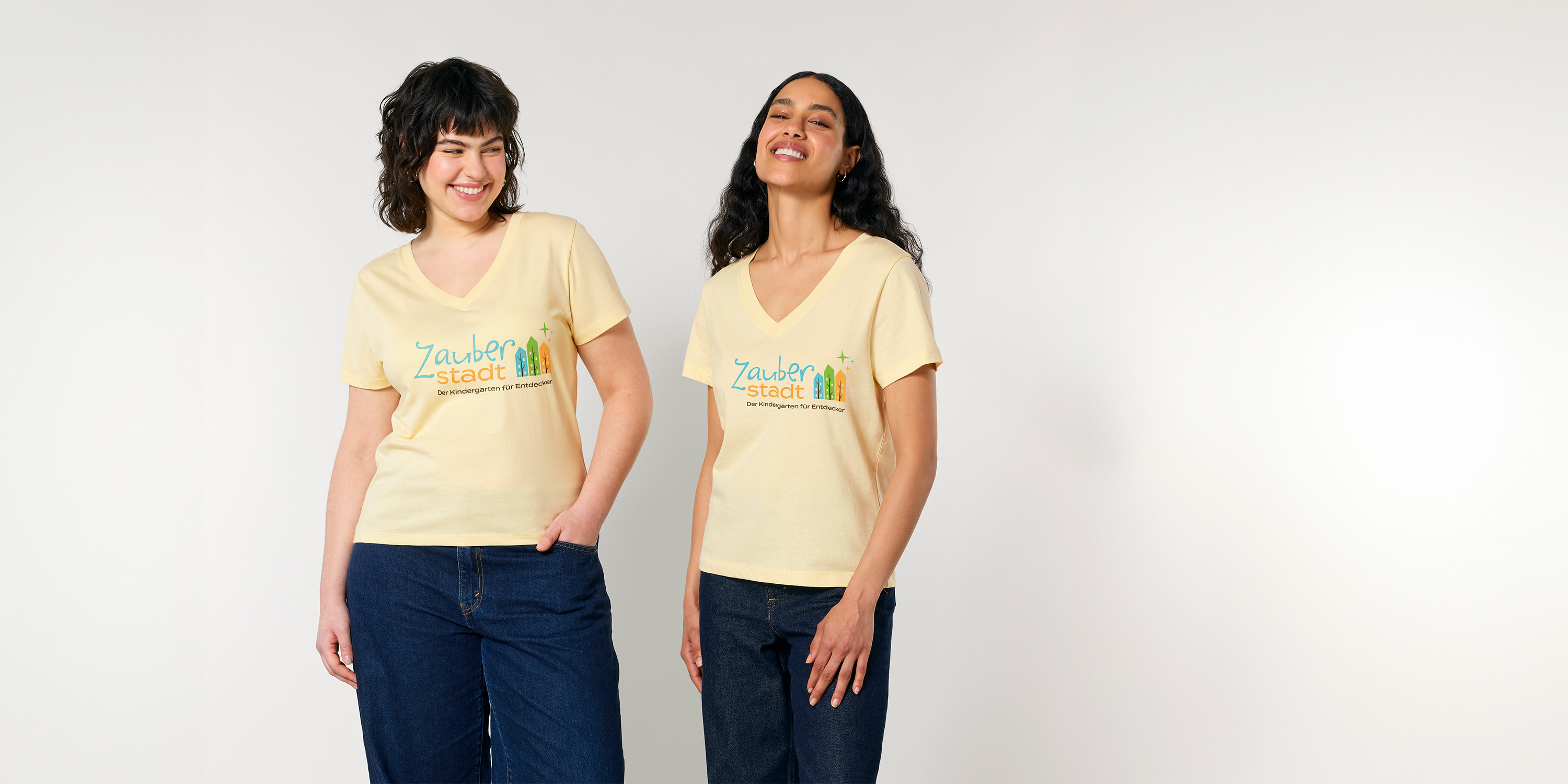 Zwei junge Frauen tragen individuell bedruckte T-Shirts mit V-Ausschnitt