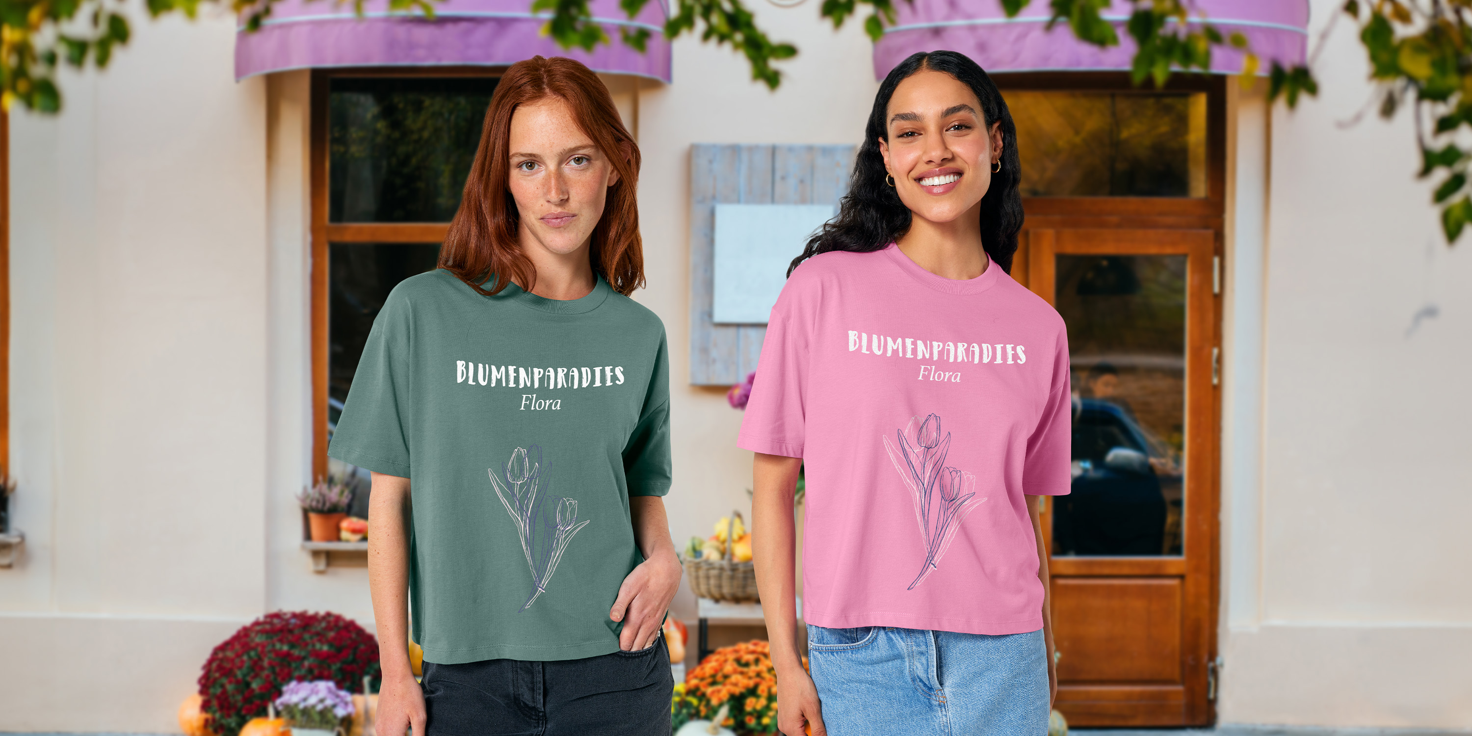 Zwei Frauen mit individuell bedruckten Kurzarm T-Shirts