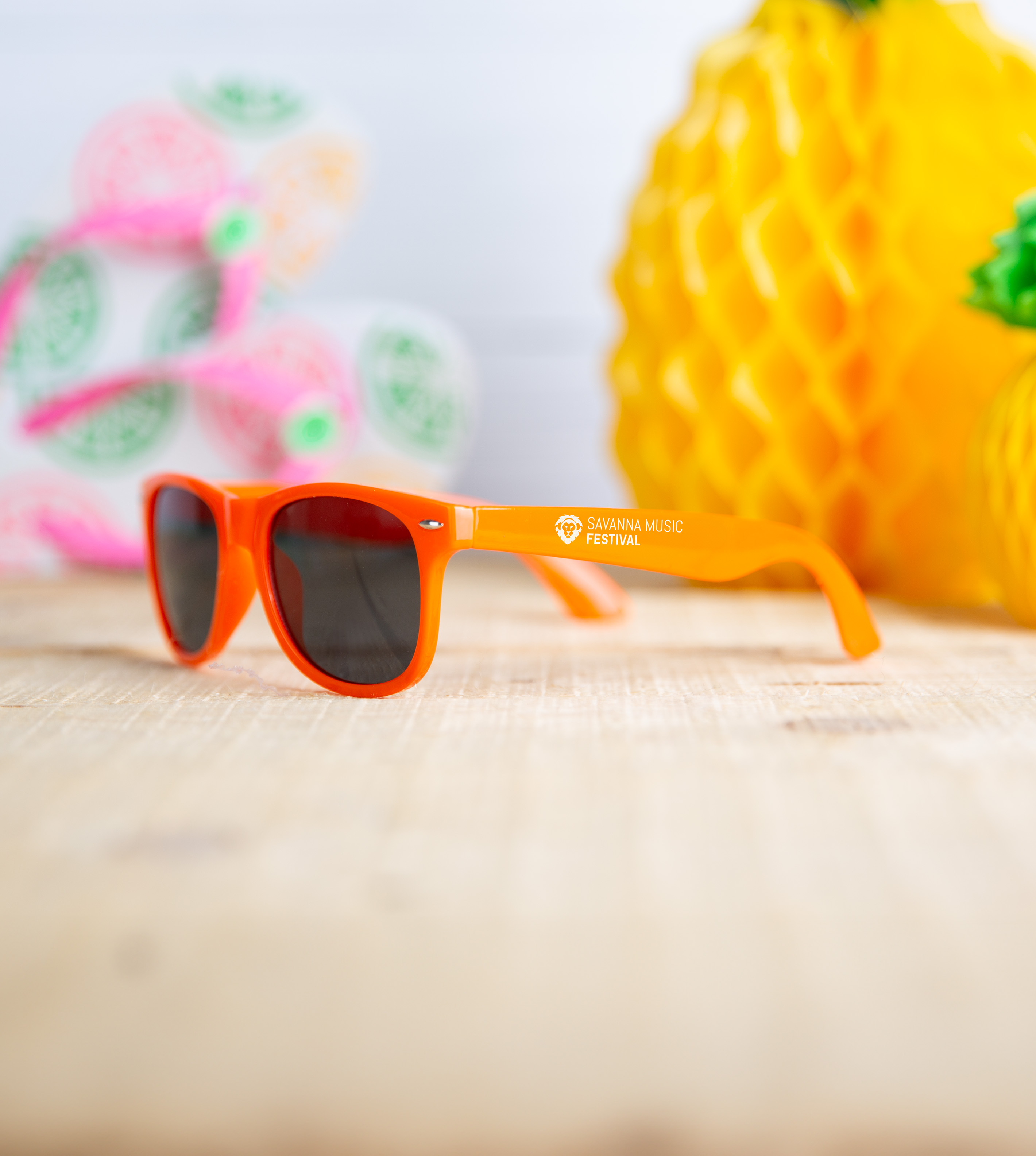 Orangene Sonnenbrille mit Logoaufdruck