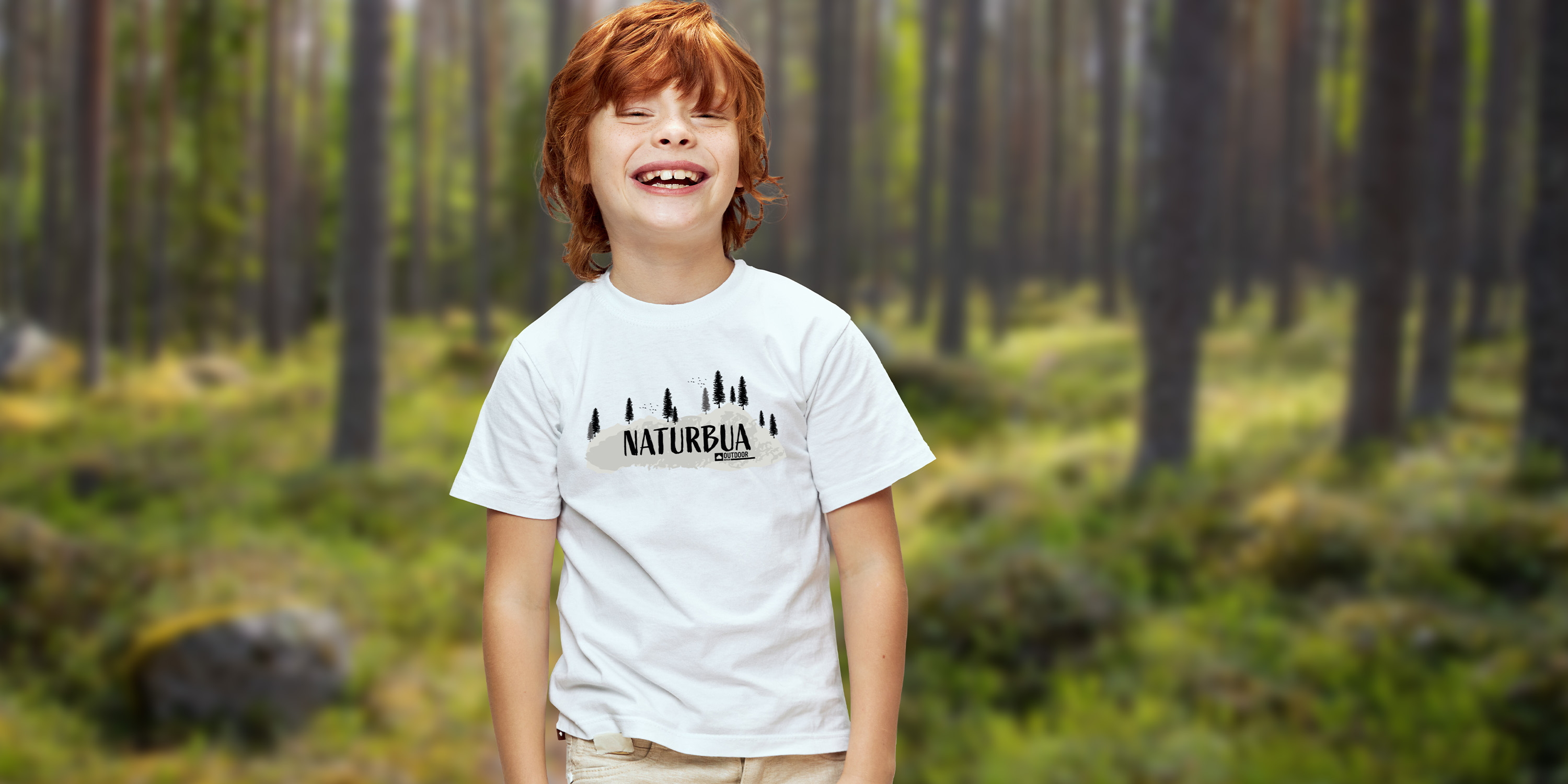 Junger Bursche trägt individuell bedrucktes T-Shirt der Marke Fruit of the Loom ®