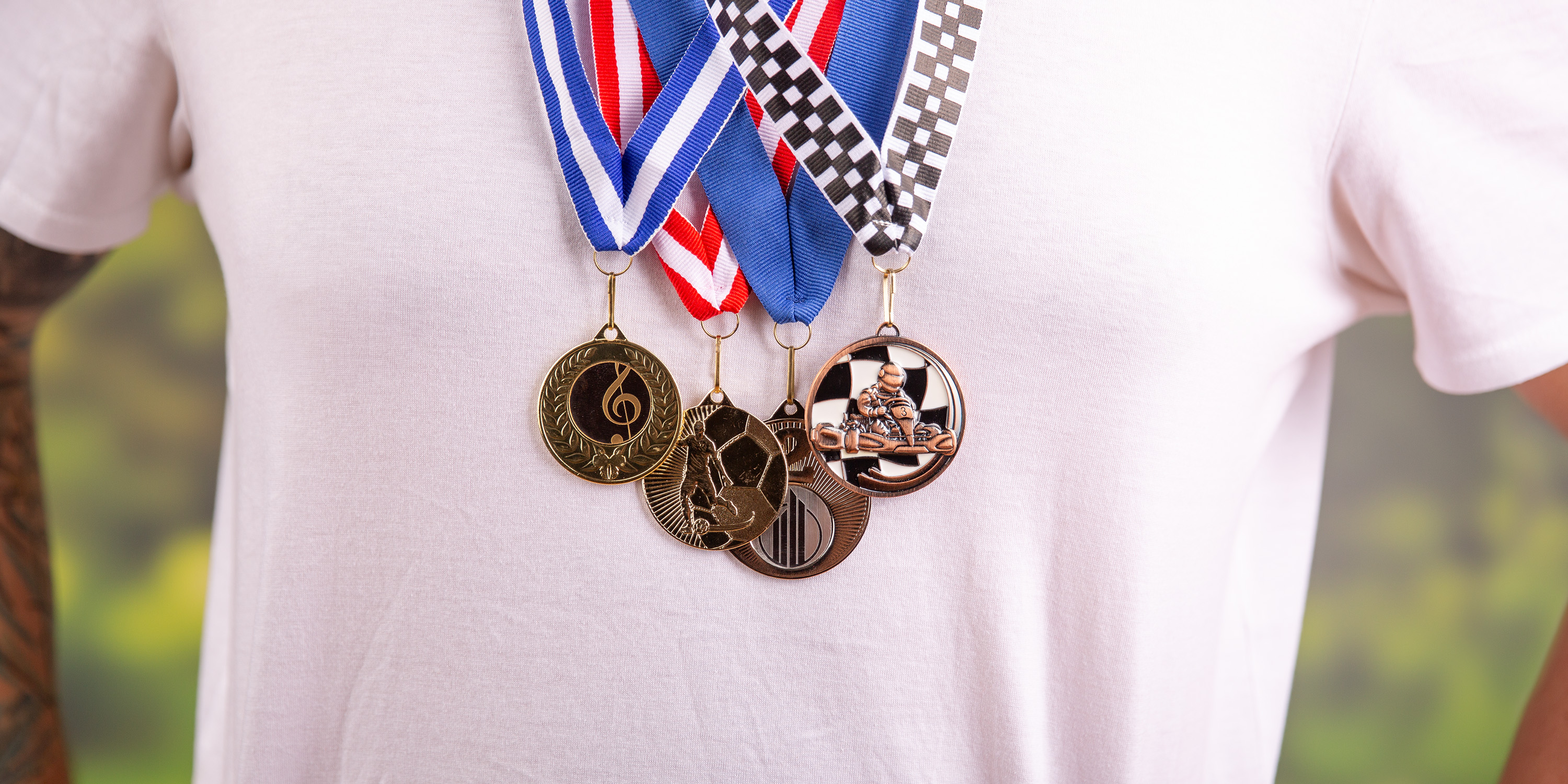 Eine Person hat viele Medaillen umgehängt