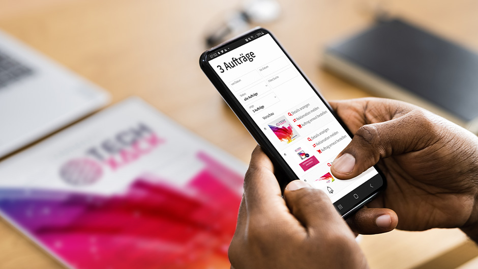 Person bestellt per Handy einen Auftrag erneut