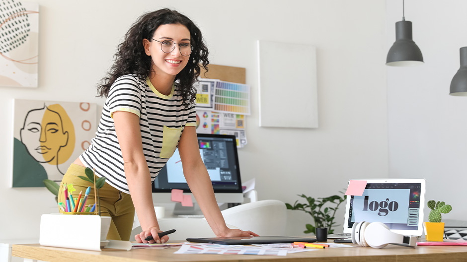 Eine Frau steht in einem bunt geschmückten Büro.