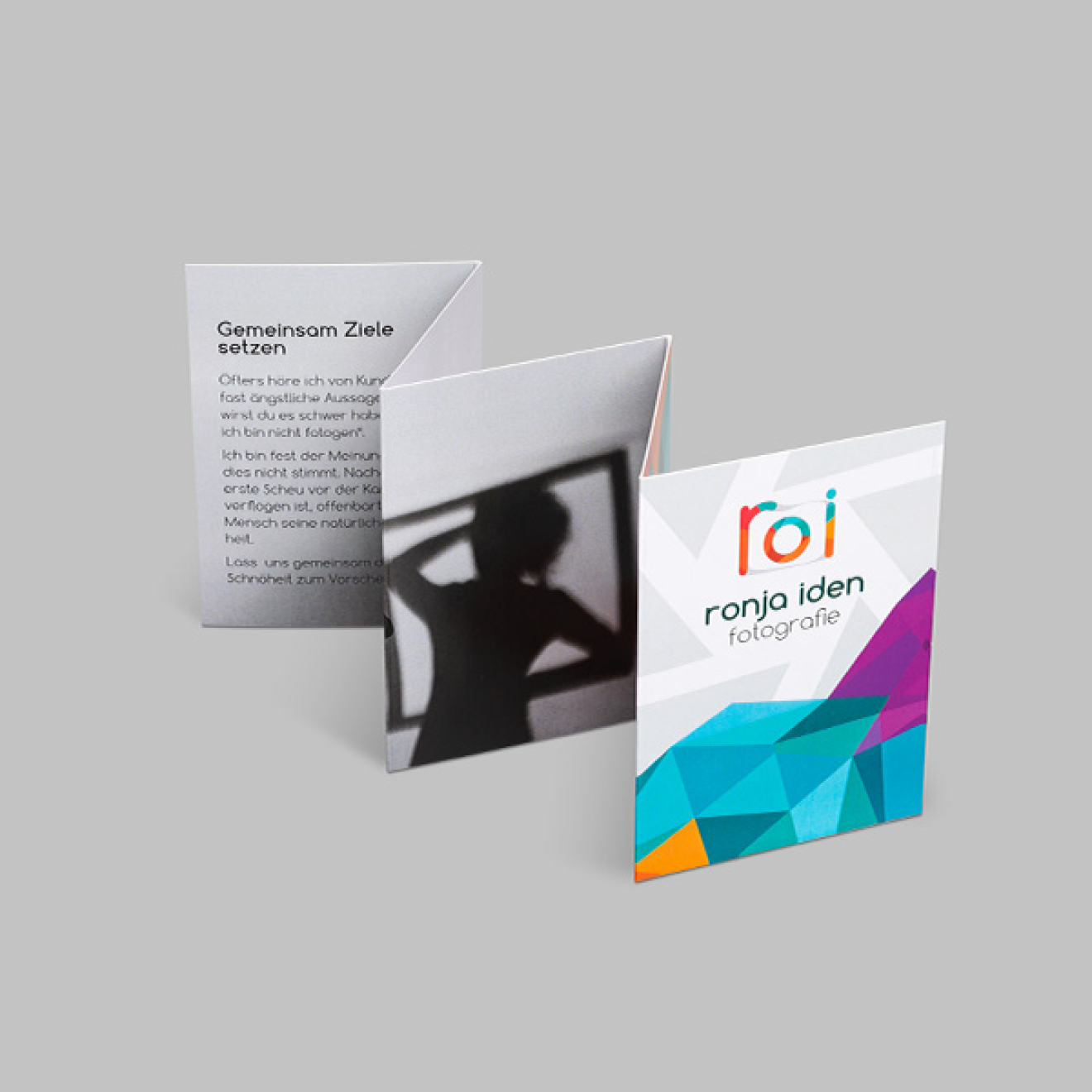 Z-Falz Folder auf grauem Hintergrund