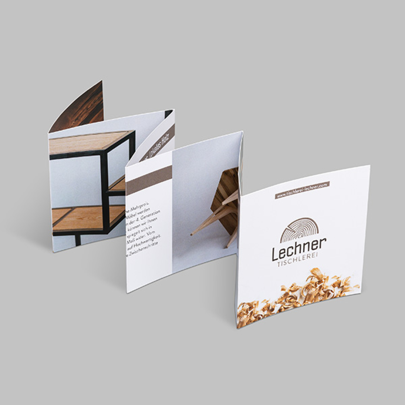 Z-Falz Folder auf grauem Hintergrund