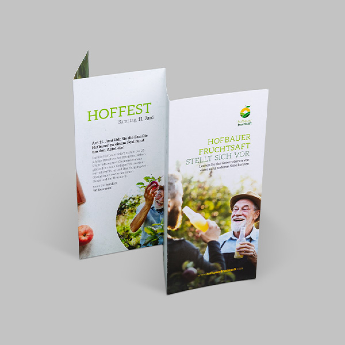 Z-Falz 8 Seiten auf grauem Hintergrund