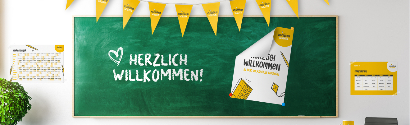 Diverse Druckprodukte zum Schulbeginn hängen auf und neben einer grünen Tafel