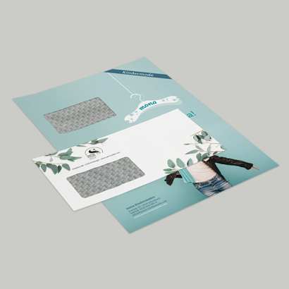 Vollflächig bedruckte Kuverts auf grauer Oberfläche