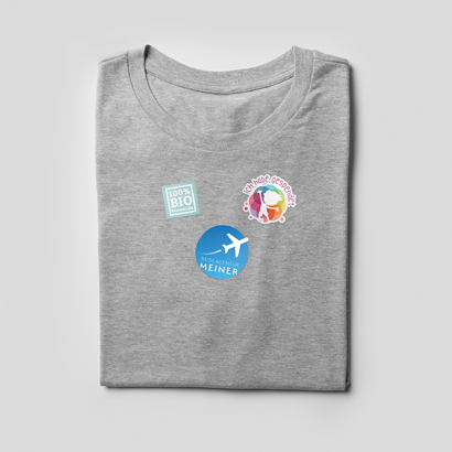 Textiletiketten auf zusammengefaltetem TShirt