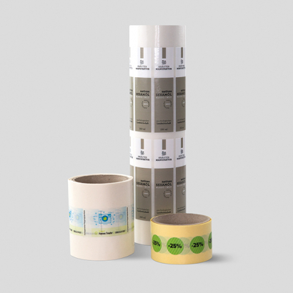 Etiketten bedruckt mit variabler Rollenbreite auf grauem Hintergrund