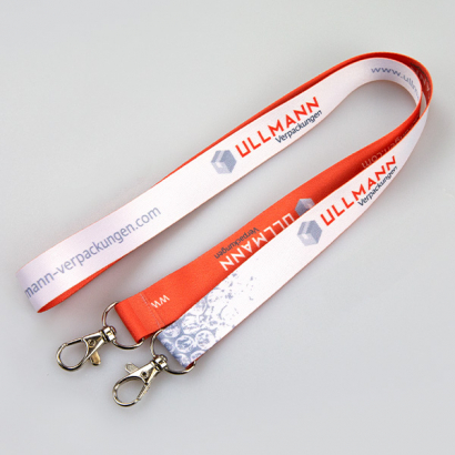 Lanyard mit zwei Haken auf grauem Hintergrund