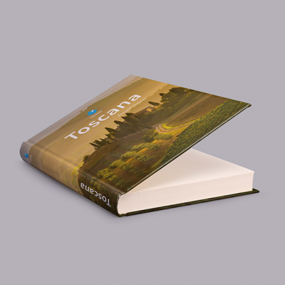 Hardcoverbücher auf grauem Hintergrund