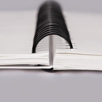 Ringbuch Bindung auf grauer Unterlage