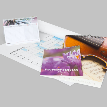 Kalender mit Cellophanierung auf grauem Hintergrund