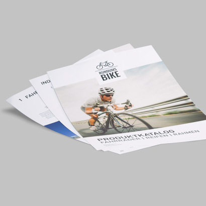 Loseblattsammlung auf grauem Hintergrund