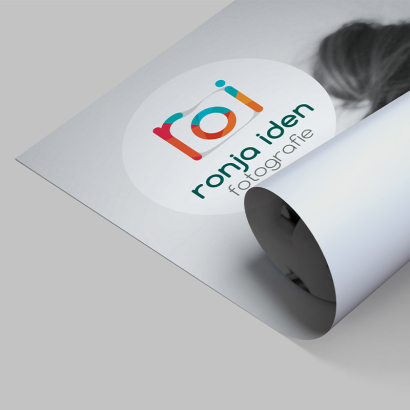 Plakate mit Cellophanierung auf grauem Hintergrund