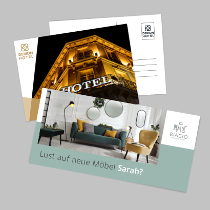 Postkarten mit Cellophanierung auf grauem Hintergrund