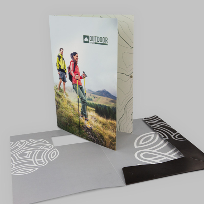 Flügelmappen mit Cellophanierung auf grauem Hintergrund