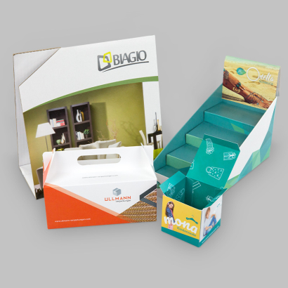 Rill- und Stanzprodukte mit Cellophanierung auf grauem Hintergrund