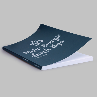 Softcover Bücher auf grauem Hintergrund