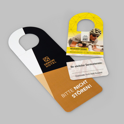 Türhänger mit Cellophanierung auf grauem Hintergrund