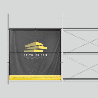 bedruckter Banner auf grauem Hintergrund