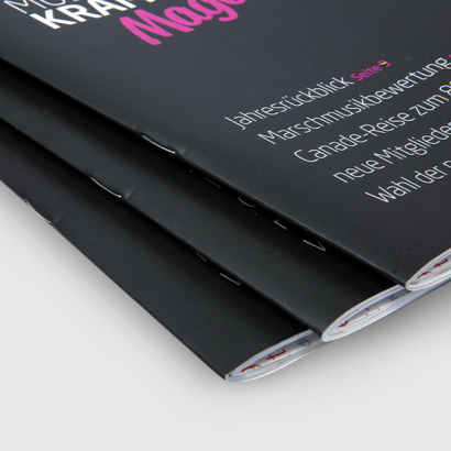 Broschüren geheftet auf grauem Hintergrund