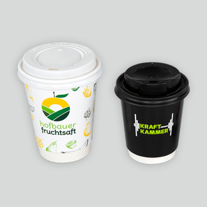 Getraenkebecher auf grauem Hintergrund