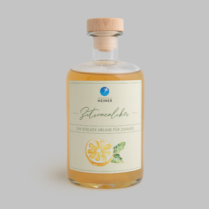 Likör auf grauem Hintergrund