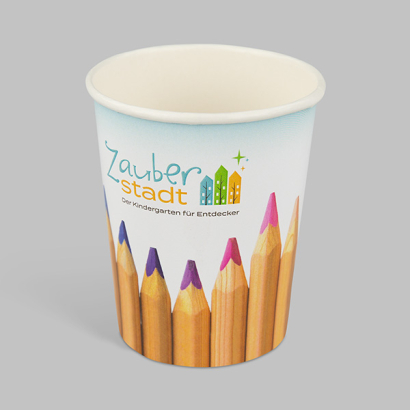 einwandige Bio Getränkebecher auf grauem Hintergrund