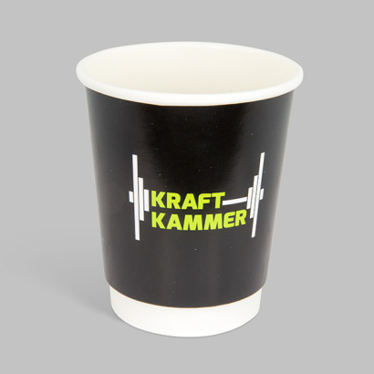 doppelwandige Standard Getränkebecher auf grauem Hintergrund