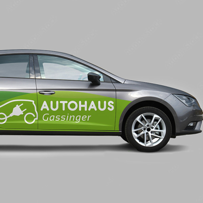 Autoklebefolien auf einem Auto mit auf grauem Hintergrund