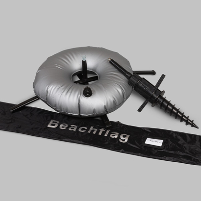 Zubehör für Beachflags auf grauem Hintergrund