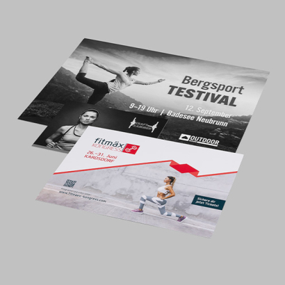 Postkarten im Format DIN A5 auf grauem Hintergrund