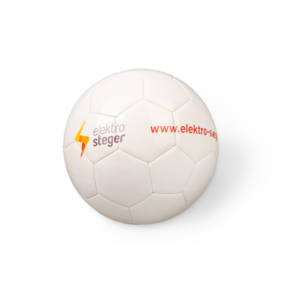 Individuell bedruckter Fussball auf weißem Hintergrund