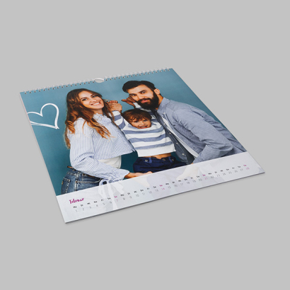 Fotokalender bedruckt auf grauer Oberfläche