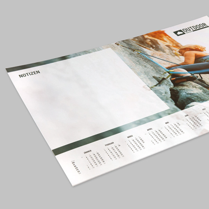 individuell bedruckte Schreibtischunterlagen auf grauer Oberfläche