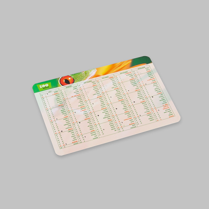 Taschenkalender bedruckt vor grauer Oberfläche