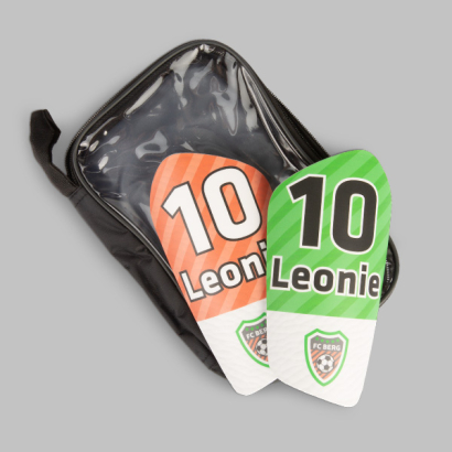 Individuell bedruckter Schienbeinschoner in Tasche