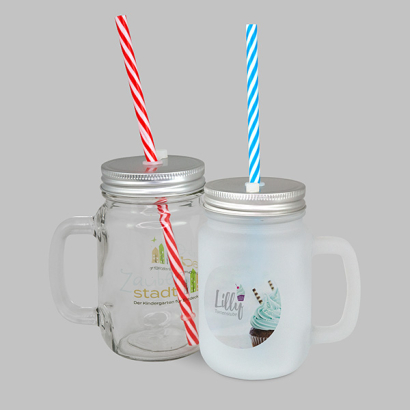 Henkelgläser auf grauem Hintergrund