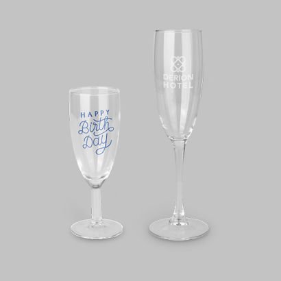 Sektgläser in zwei verschiedenen Grössen auf grauem Hintergrund