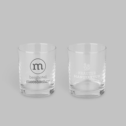 Whiskygläser unbedruckt und bedruckt auf grauem Hintergrund