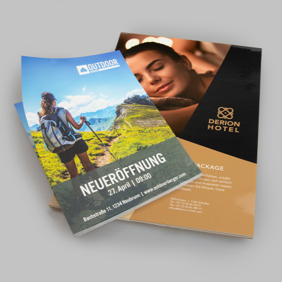 Flyer mit Cellophanierung auf grauem Hintergrund