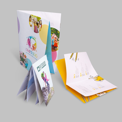 Individuell gestaltete Kreuzbruchfolder vor grauem Hintergrund