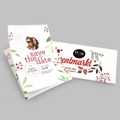 Flyer Premiumpapier vor grauem Hintergrund