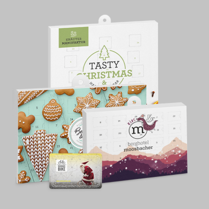 verschieden Individuell bedruckte Adventkalender vor grauem Hintergrund