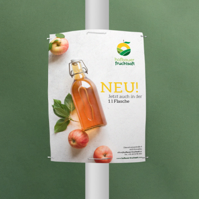 Individuell gestaltete Allwetterplakate vor grünem Hintergrund