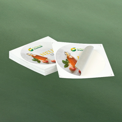 Individuell gestaltete Aufkleber vor grünem Hintergrund